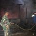 Koramil 420-04 Sarolangun Bantu Padamkan Api Yang Melalap Rumah Semi Permanen