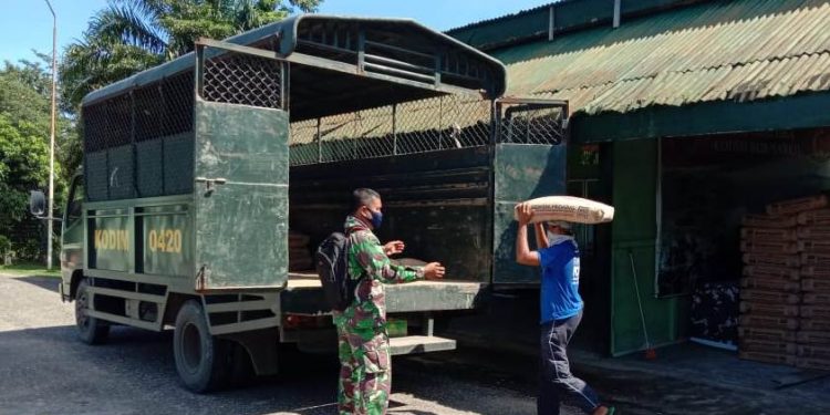 Antisipasi Keterlambatan Material, Kodim  0420/Sarko Dropping Semen Kelokasi TMMD Ke-111