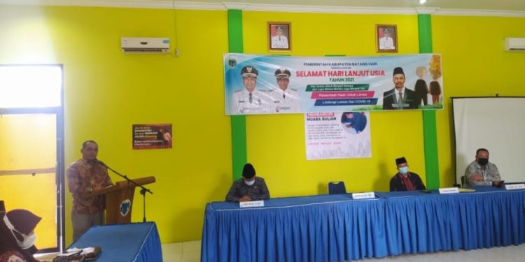 Peringati Hari Lansia, Pemkab Batanghari Salurkan Bantuan Sembako