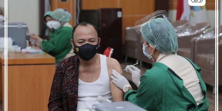 Kadis PUPR Provinsi Jambi dan Staf di Vaksinasi  Covid-19 Tahap Pertama