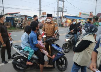 Wabup Hairan Turun ke Jalan, Ingatkan Warga dan Bagikan Masker