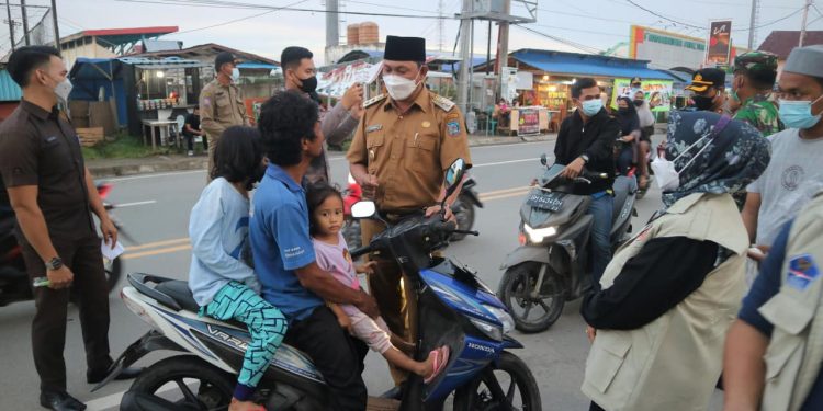 Wabup Hairan Turun ke Jalan, Ingatkan Warga dan Bagikan Masker