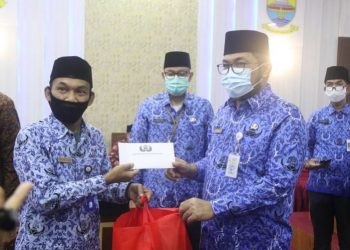 Sekda Beri Thr Bingkisan Idul Fitri dan Santunan Uang Duka Anggota Korpri