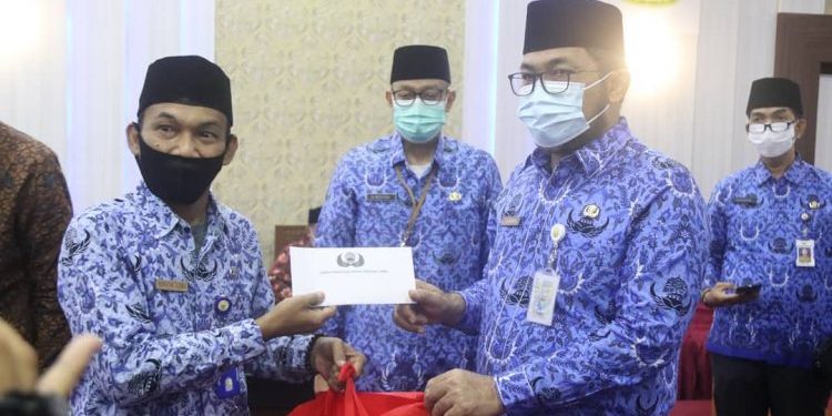 Sekda Beri Thr Bingkisan Idul Fitri dan Santunan Uang Duka Anggota Korpri