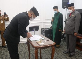 Sekda Mengambil Sumpah Pejabat Fungsional Lingkup Pemrov Jambi
