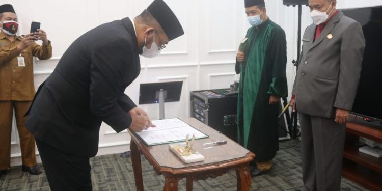 Sekda Mengambil Sumpah Pejabat Fungsional Lingkup Pemrov Jambi
