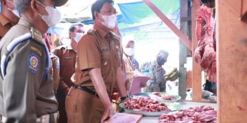 Jelang Idul Fitri, Wabup Tanjab Barat Tinjau Harga Bahan Pokok di Pasar Tradisional