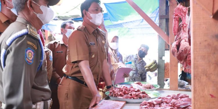 Jelang Idul Fitri, Wabup Tanjab Barat Tinjau Harga Bahan Pokok di Pasar Tradisional