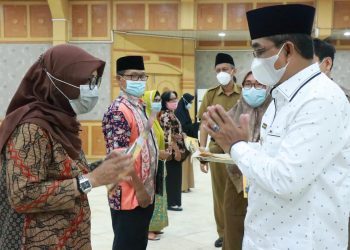 Bupati Tanjab Barat Serahkan SK Pensiun 20 ASN