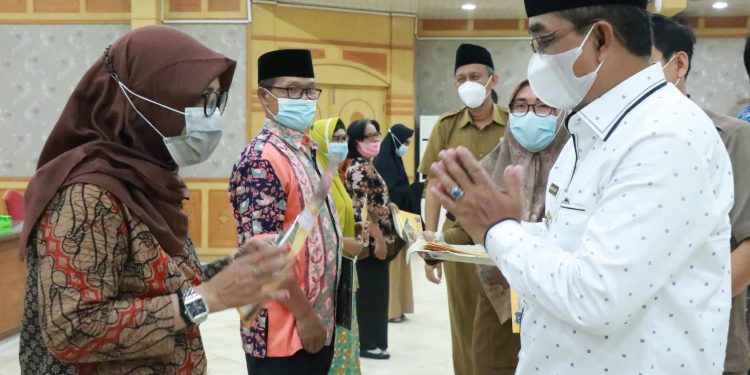 Bupati Tanjab Barat Serahkan SK Pensiun 20 ASN