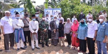 Bupati Muaro Jambi Beri Bantuan Sembako di Kecamatan Kumpeh