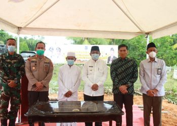Bupati Tanjabbar Hadiri Acara Pencanangan Tempat Pemakaman Umum di Desa Teluk Sialang