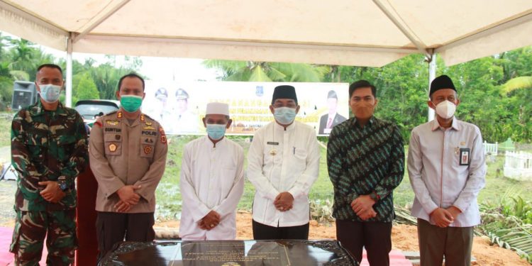 Bupati Tanjabbar Hadiri Acara Pencanangan Tempat Pemakaman Umum di Desa Teluk Sialang