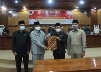 Bupati Anwar Sadat Hadiri Rapurna DPRD Dengan Agenda Penandatanganan Nota Rancangan Awal RPJMD