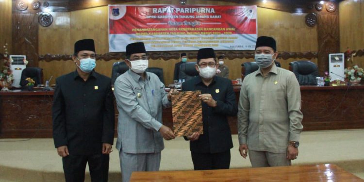 Bupati Anwar Sadat Hadiri Rapurna DPRD Dengan Agenda Penandatanganan Nota Rancangan Awal RPJMD