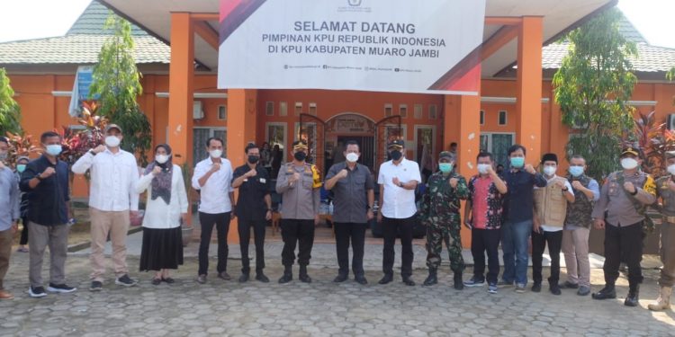Wakil Bupati Muaro Jambi Lakukan Pelepasan Logistik Pemilu Untuk 3 Kecamatan