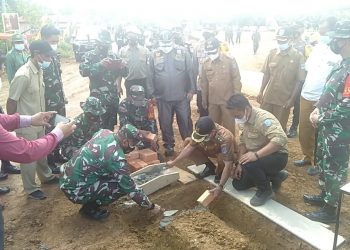 Danrem 042/Garuda Putih Meletakan Batu Pertama TMMD Ke 111 Kodim 0420/Sarko
