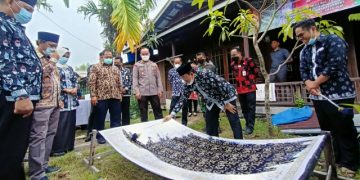 Bupati Anwar Sadat Launching Batik Khas Tanjab Barat