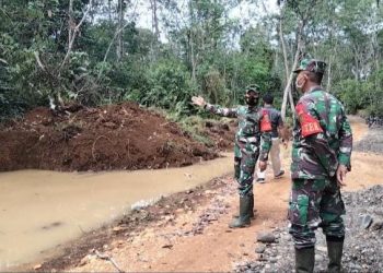Dansatgas TMMD Tinjau Jalan Yang Tergenang Air
