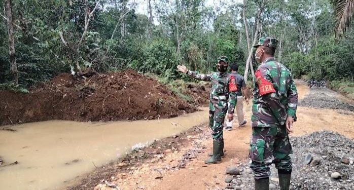 Dansatgas TMMD Tinjau Jalan Yang Tergenang Air