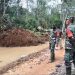 Dansatgas TMMD Tinjau Jalan Yang Tergenang Air