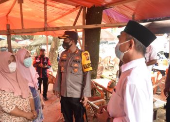 Bersama Plt Bupati Merangin Dan Dandim 0420/Sarko, Kapolres Merangin Serahkan Bansos Ke Pedagang Kaki Lima
