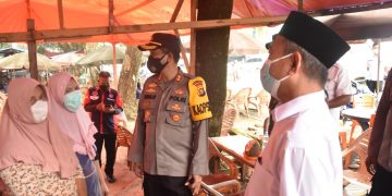 Bersama Plt Bupati Merangin Dan Dandim 0420/Sarko, Kapolres Merangin Serahkan Bansos Ke Pedagang Kaki Lima