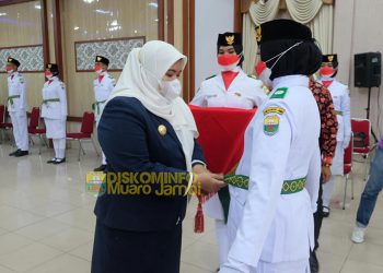 Bupati Masnah Kukuhkan PASKIBRAKA Kabupaten Muaro Jambi Tahun 2021