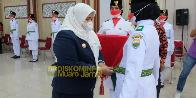 Bupati Masnah Kukuhkan PASKIBRAKA Kabupaten Muaro Jambi Tahun 2021