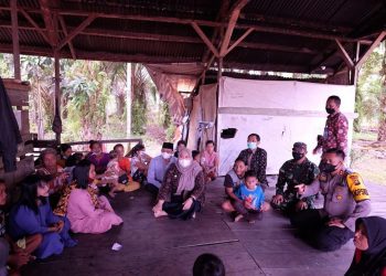 Vaksinasi Covid-19, Bupati Masnah Kunjungi Warga SAD di Desa Nyogan