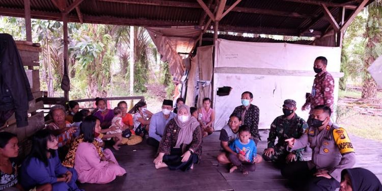 Vaksinasi Covid-19, Bupati Masnah Kunjungi Warga SAD di Desa Nyogan