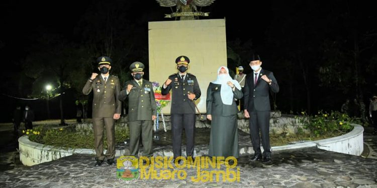 Peringati HUT RI ke 76, Bupati Masnah Hadiri Renungan Suci di Taman Makam Pahlawan Kusuma Bhakti Muaro Jambi