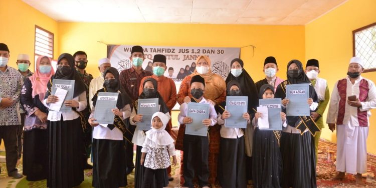 Bupati Masnah Hadiri Wisuda Tahfis Qur’an Baitul Jannah Desa Sakean