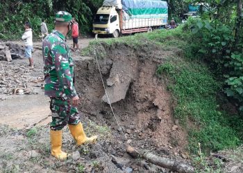 Diguyur Hujan Lebat, Badan Jalan Km 70 Desa Birun Menuju Kerinci Tertimbun Longsoran Tanah