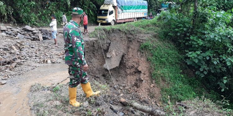 Diguyur Hujan Lebat, Badan Jalan Km 70 Desa Birun Menuju Kerinci Tertimbun Longsoran Tanah