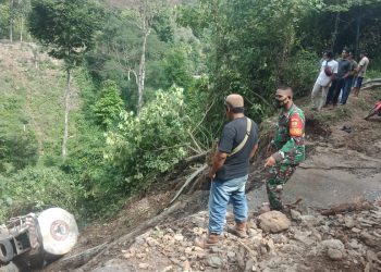 Nekat Trobos Jalan Yang Longsor Di Km 70 Desa Birun, Mobil Tronton Angkut Semen Masuk Jurang