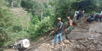 Nekat Trobos Jalan Yang Longsor Di Km 70 Desa Birun, Mobil Tronton Angkut Semen Masuk Jurang