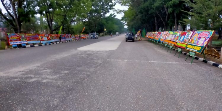 Hari Ini H.Mashuri Akan Dilantik Menjadi Bupati Merangin, Papan Ucapan Berjejer Didepan Kantor Bupati