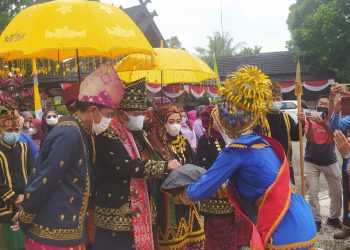 Pindah Ke Rumah Dinas, Bupati H. Mashuri dan Istri Disambut Dengan Acara Adat