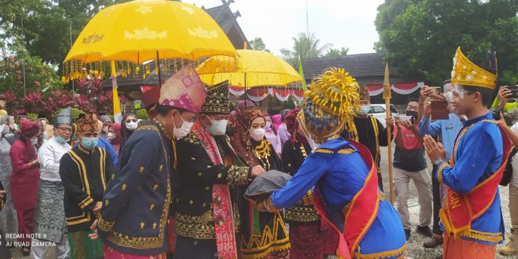 Pindah Ke Rumah Dinas, Bupati H. Mashuri dan Istri Disambut Dengan Acara Adat