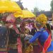 Pindah Ke Rumah Dinas, Bupati H. Mashuri dan Istri Disambut Dengan Acara Adat