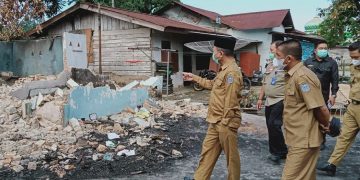 Bupati H. Mashuri  Santuni Korban Kebakaran Rumah Sanggar Seni di Kebun Sayur