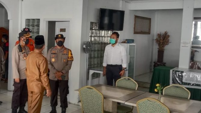 Kunjungan Ke Merangin, Kapolda Jambi Mengecek Tempat Isolasi Pasien Covid-19  