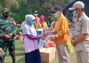 Bupati Merangin Serahkan  Bantuan Kepada Korban Kebakaran di Desa Bukit Bungkul