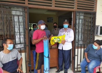 Lurah Pasar Bawah Serahkan Bantuan Dari Pemda Merangin Untuk 47 Korban Kebakaran