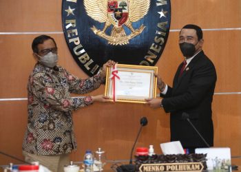 Menko Polhukam Mahfud MD Serahkan Penghargaan Penyelesaian Batas Negara Kepada Hadi Prabowo 