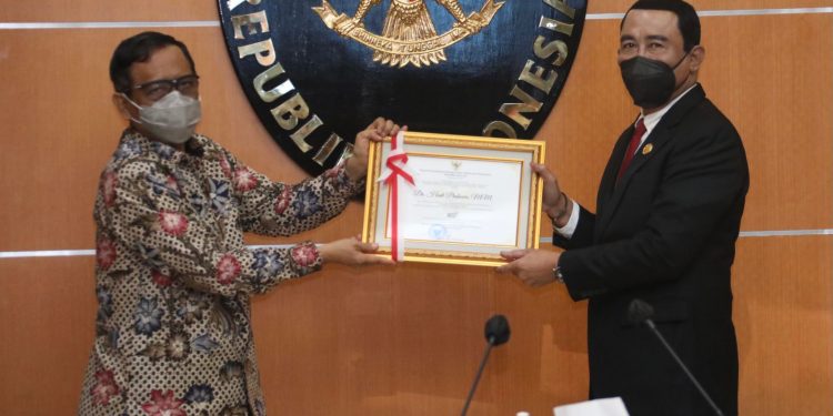 Menko Polhukam Mahfud MD Serahkan Penghargaan Penyelesaian Batas Negara Kepada Hadi Prabowo