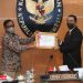 Menko Polhukam Mahfud MD Serahkan Penghargaan Penyelesaian Batas Negara Kepada Hadi Prabowo 