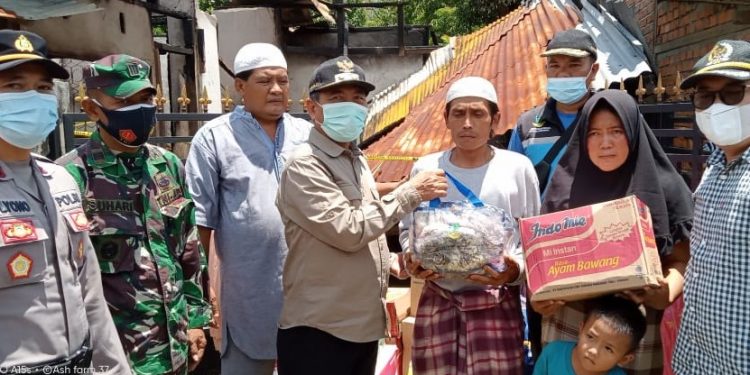 Bupati H Mashuri Serahkan Bantuan Kepada Korban Kebakaran di Desa Bukit Perentak