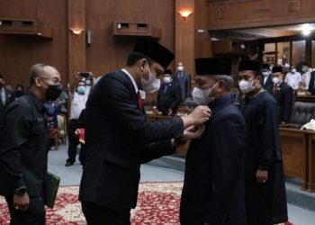 Ketua DPRD Muaro Jambi Lantik Aidi Hatta